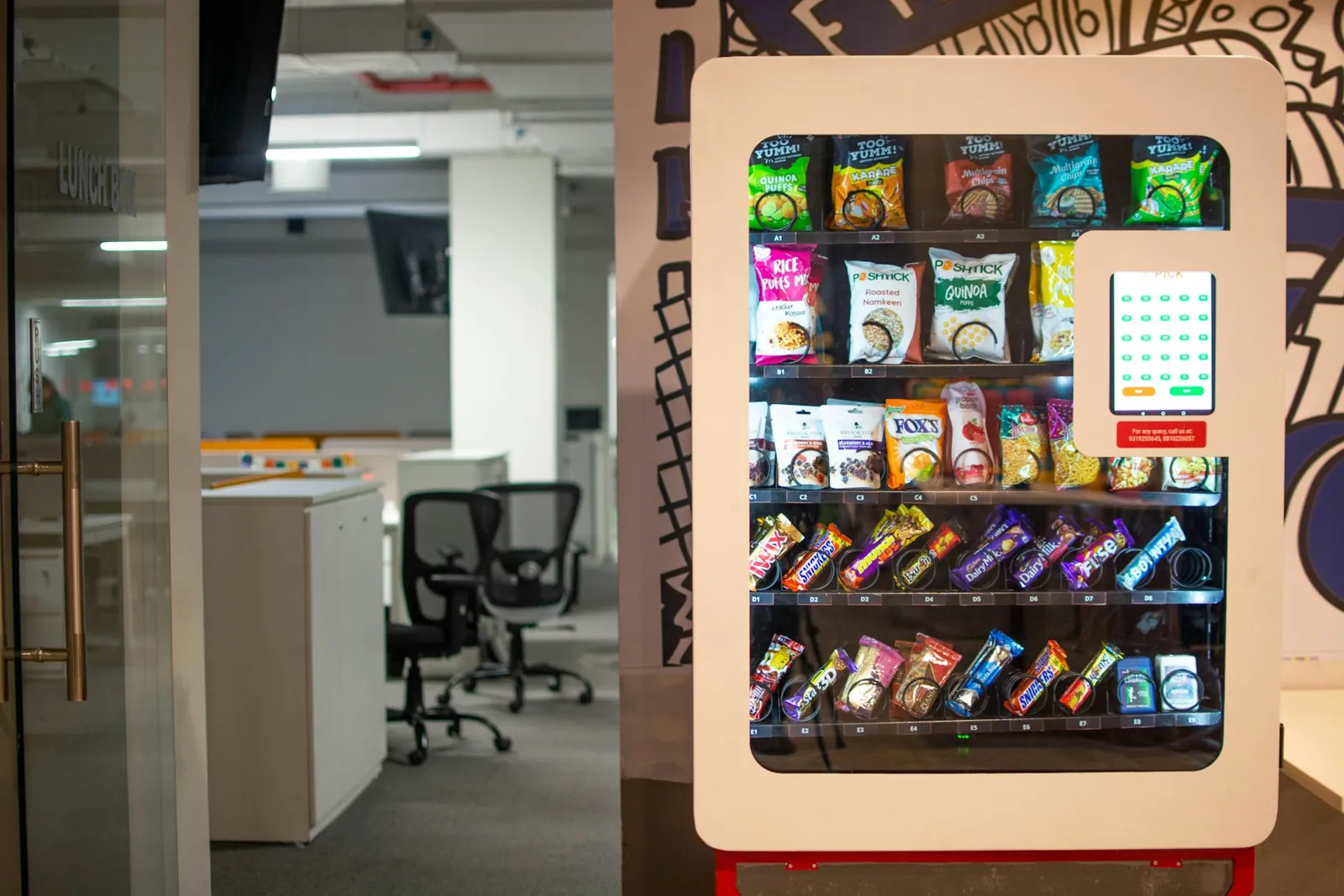 Un distributeur de snacks bien rempli
