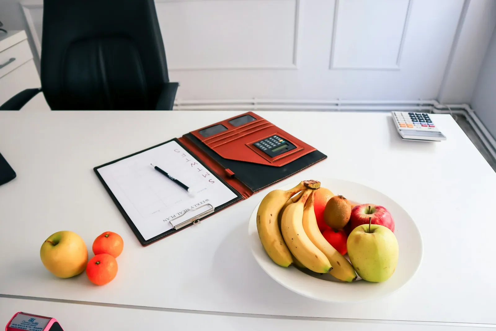 Des fruits posés sur un bureau