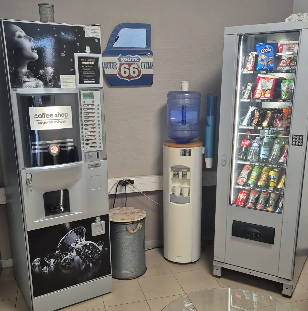 Salle de pause équipée d’une machine à café, d’une fontaine à eau et d’un distributeur de snacks