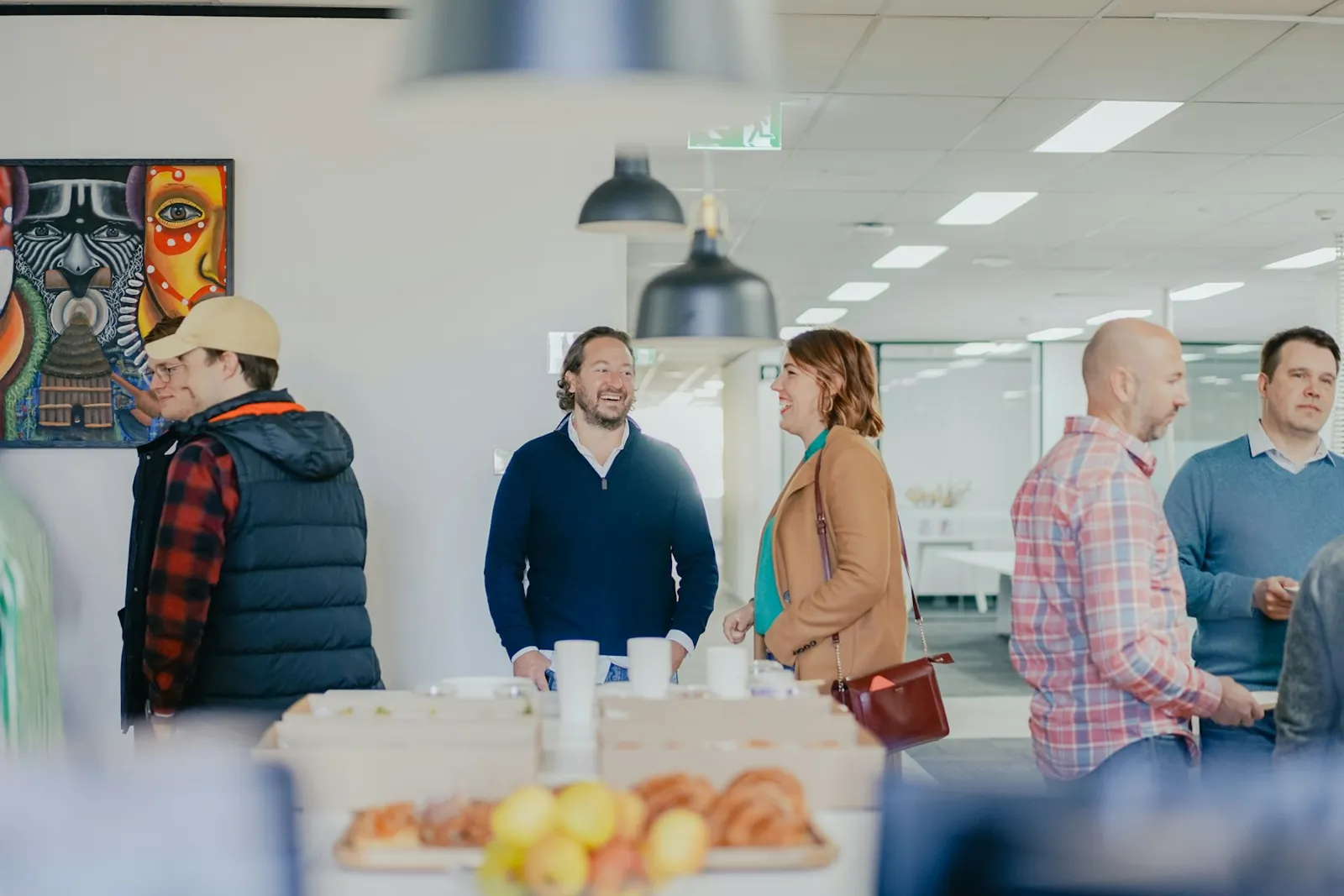 Des collègues qui discutent autour d’un café