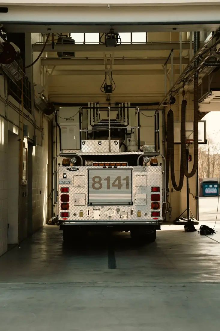 Camion de pompiers dans une caserne